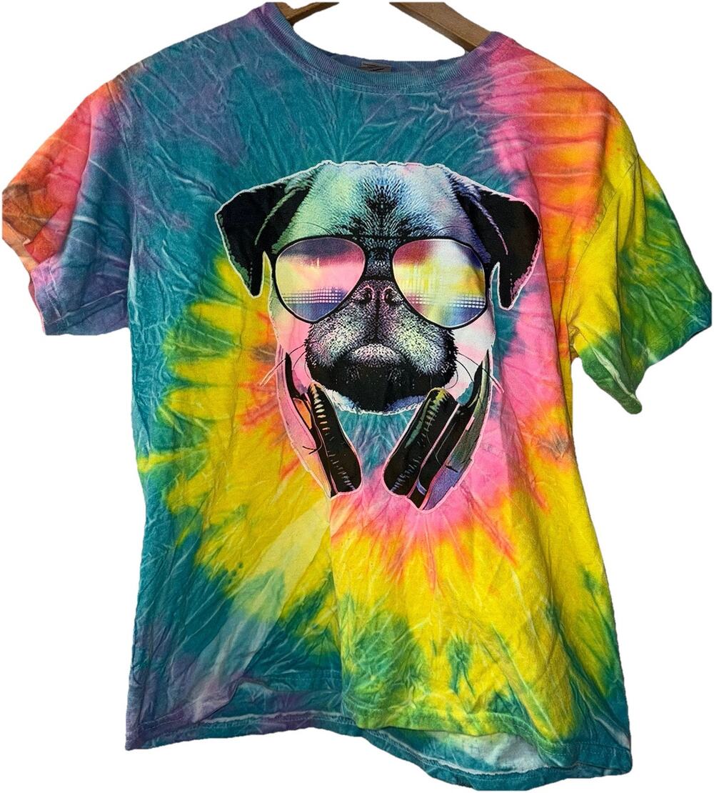 Youth Large Tie-dye graphic tee Pug with sunglasses and headphones